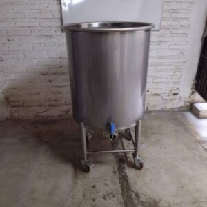 Línea de Elaboración de Productos Lácteos 2 Tanque de 300 litros con llantitas